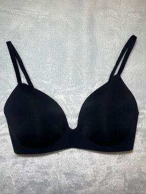 Victoria’s Secret bra T Shirt Lightly Lined No wire 32D